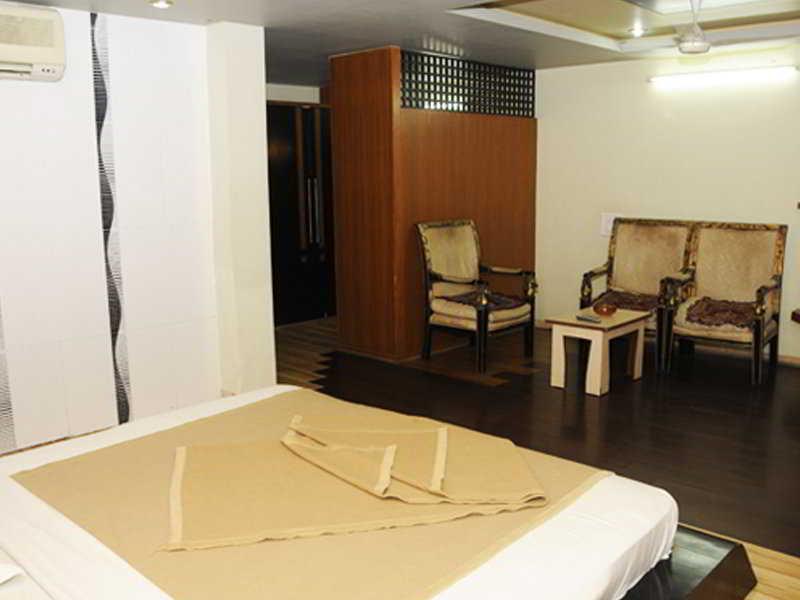 Hotel Neelkanth Paradise Ahmadabad Zewnętrze zdjęcie